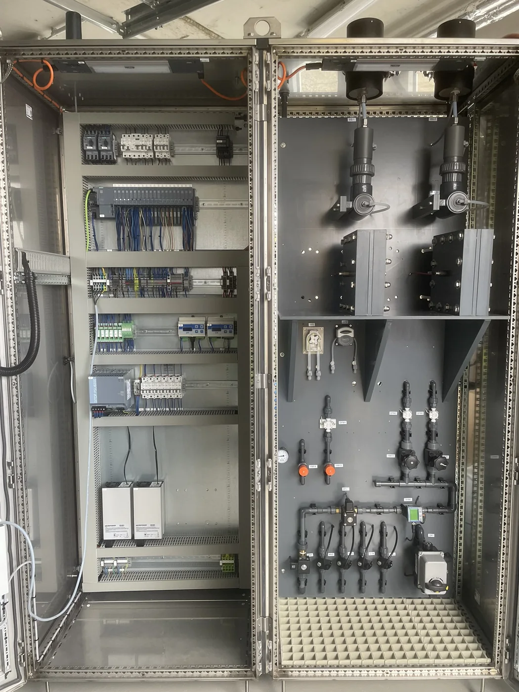 Photo: opened Voigtländer three-chamber generator, control unit on the left, cell block and dosing line on the right