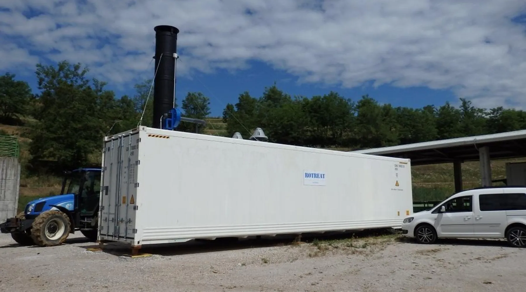 Weiße Containeranlage zur Wasseraufbereitung auf einem Betriebsgelände