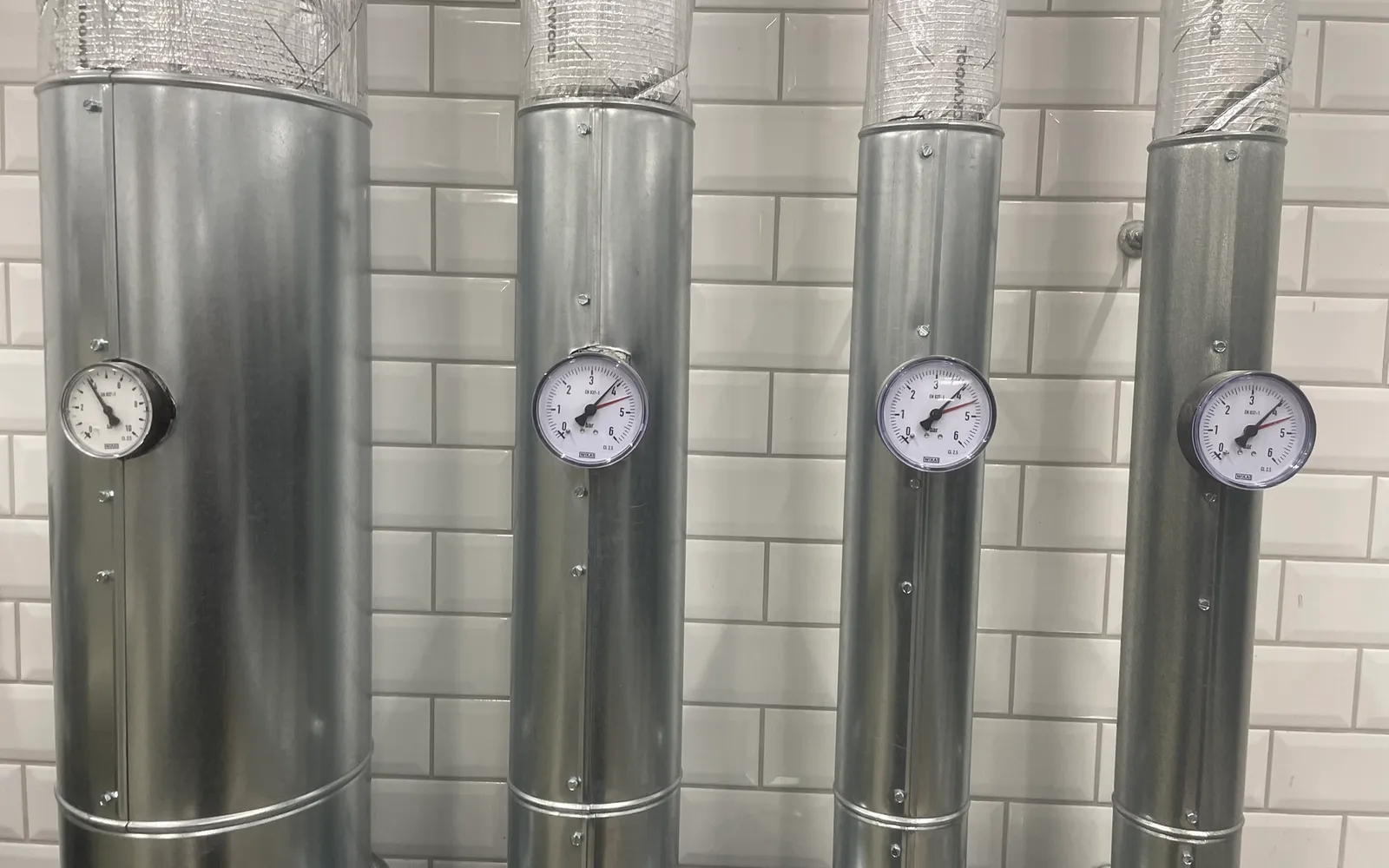 Trinkwasser-Steigleitungen mit Manometern