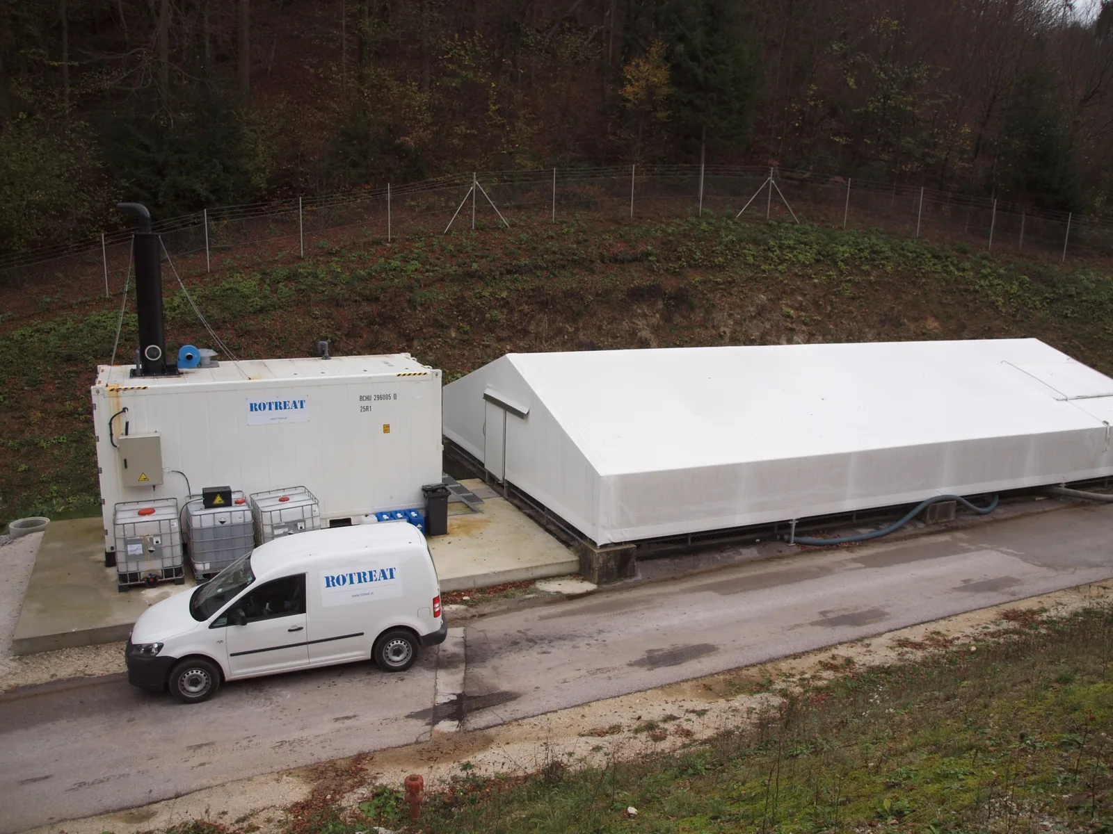 RCDT-Containeranlage mit Zelthalle und Rotreat Servicewagen in Slowenien, von oben