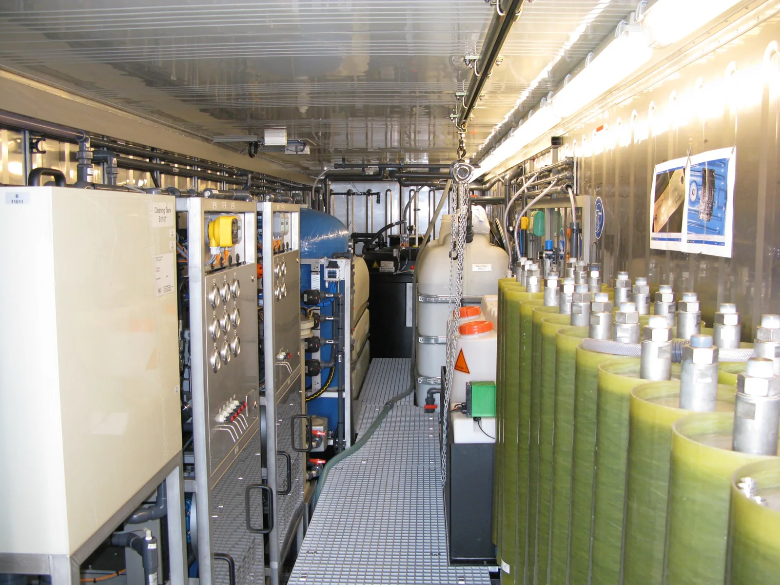 RCDT-Membranmodule und Schalttafeln im Anlagencontainer in Kuşadası, Türkei