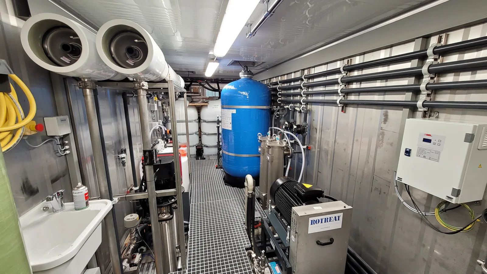 Anlagencontainer innen mit Druckbehälter, Filtern und Hochdruckpumpe, Trinidad und Tobago