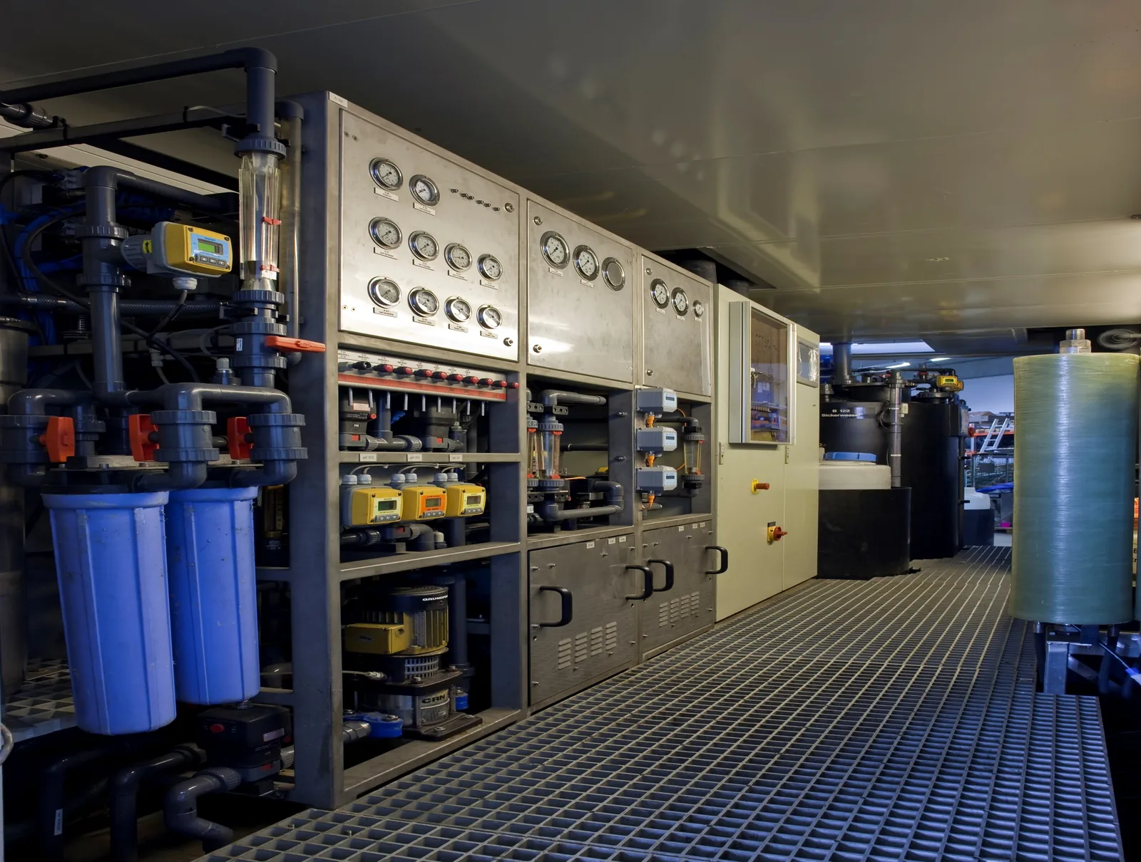 Manometertafel, Durchflussmesser und Filter im Anlagencontainer einer RCDT-Anlage