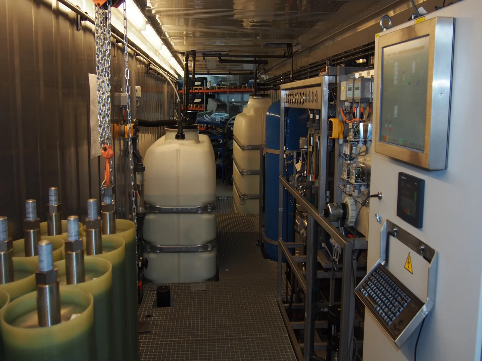 RCDT-Membranmodule, Vorlagebehälter und Bedienpanel im Anlagencontainer