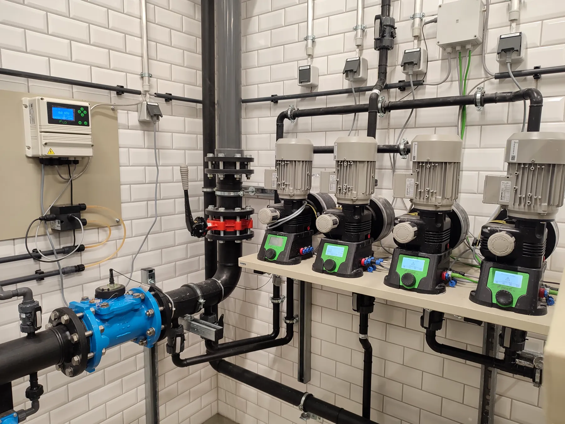 Vier Dosierpumpen über der Trinkwasser-Hauptleitung