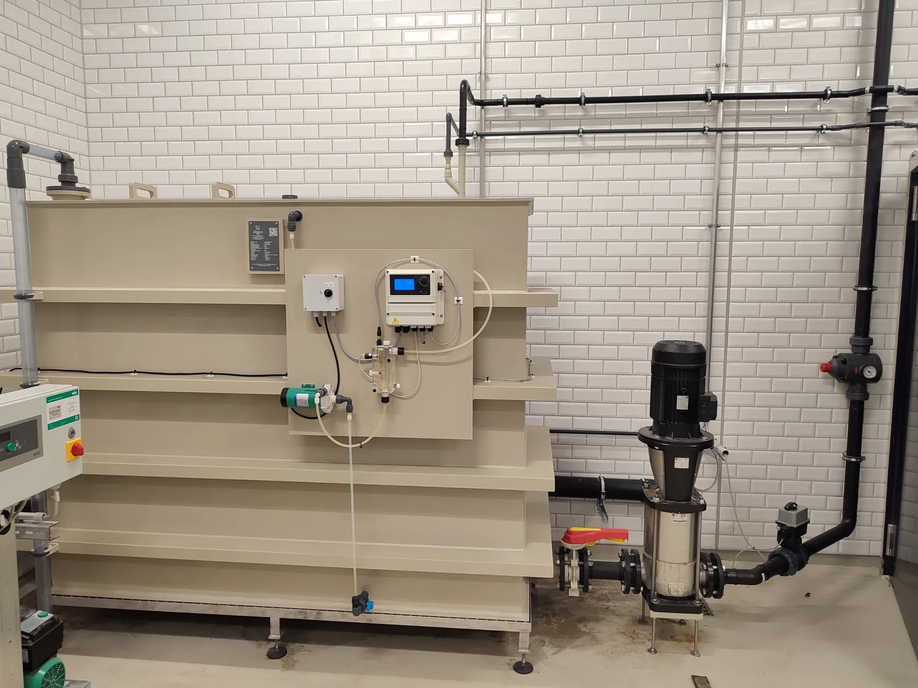 Poultry farm water: Anolyte tank with dosing pump. Typical Voigtländer installation, not this site.